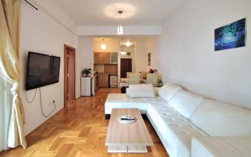 Podmaine Apartment | Club House Apartment with Garden and Pool