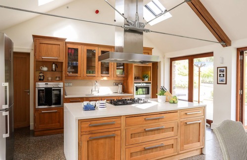 Newborough House | CLYNNOG HOUSE, pet friendly, with a garden in Newborough