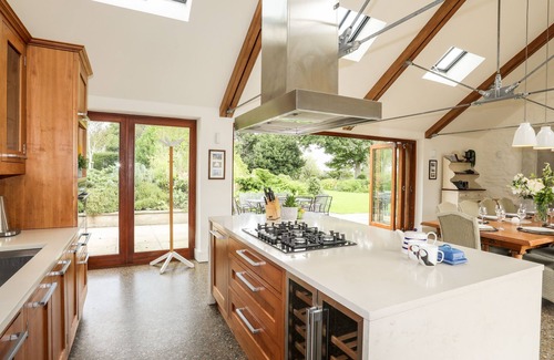 Newborough House | CLYNNOG HOUSE, pet friendly, with a garden in Newborough