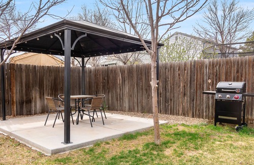 Walnut Grove House | "CO Dreamin" 20 mins to Denver/Boulder ~ Private Yard, Fire Pit, & Pool Table