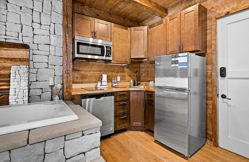 Endion House | Coachman's Luxury Suite w/Jacuzzi & Fireplace