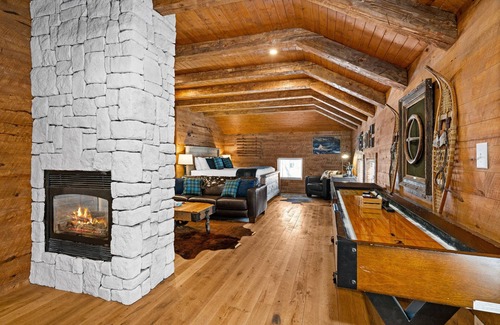 Endion House | Coachman's Luxury Suite w/Jacuzzi & Fireplace