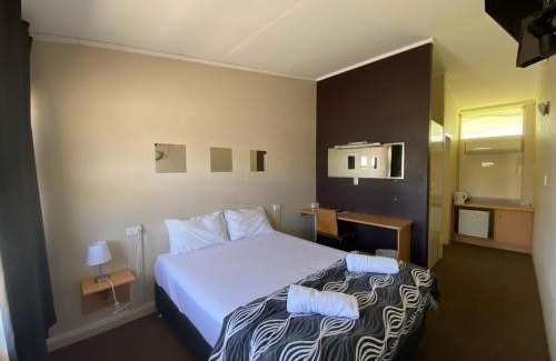 Moura Hotel | Coal n Cattle Hotel Motel