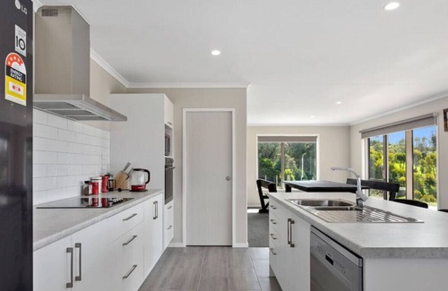 Tirohanga House | Coast View Farm Stay