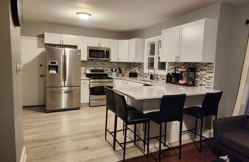 Bridgeport Apartment | Coast Work and Rest Retreat Spacious 3-bedroom apartment, in fabulous Bridgeport