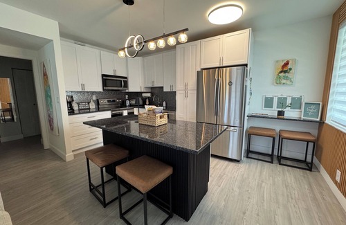 Jupiter Villa | Coastal 1 Bdrm Villa w/Private Balcony in a Tropical Oasis