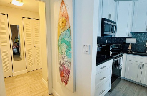 Jupiter Villa | Coastal 1 Bdrm Villa w/Private Balcony in a Tropical Oasis