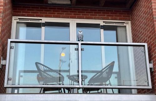 Moreton Apartment | Coastal 2 Bathroom Apartment, Free Parking