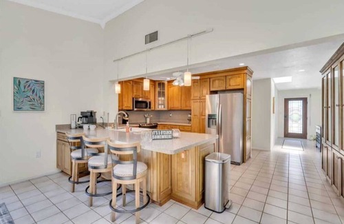Laurel House | Coastal 2BR Getaway|5 Min to Beach|Pool+Peloton