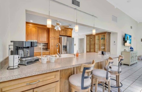 Laurel House | Coastal 2BR Getaway|5 Min to Beach|Pool+Peloton