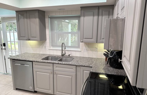 Summerplace House | Coastal 3-bedroom cottage 4 blocks from the Beach w/Mini Golf in Vero Beach