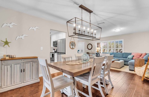 Palma Sola House | Coastal 3BR Minutes to AMI Beaches. Sleeps 9! Fun Outdoor Patio Area