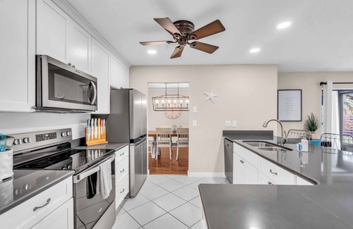 Palma Sola House | Coastal 3BR Minutes to AMI Beaches. Sleeps 9! Fun Outdoor Patio Area