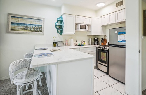 Gulfport Condo | Coastal and Cozy~ Pet Friendly~ Close to it All