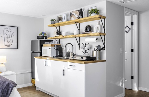 Tropic Apartment | Coastal Arts District Hideaway - ART GALLERIES, FOOD, SHOPPING, MUSIC and MORE!