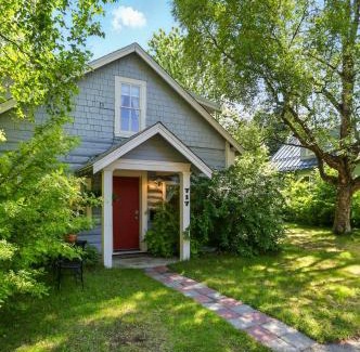 Downtown Anchorage House | Coastal Cabin - Downtown Historical Log Home