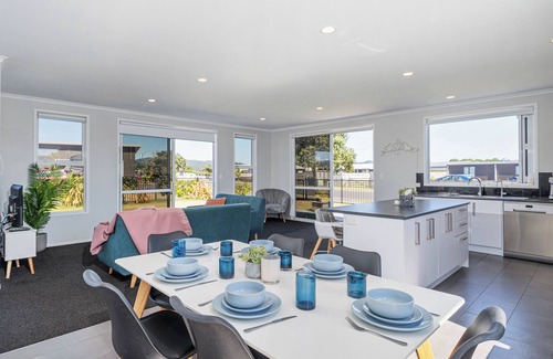 Matarangi House | Coastal Calm - Matarangi Holiday Home