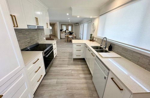 Sorrento House | Coastal Casa- NEW LISTING 4 km to Surfers Paradise Beach