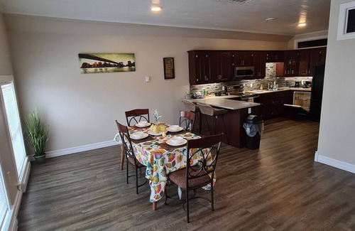 Yarmouth Apartment | Coastal Charm by the Bay: 4 Bedroom Apartment next to Yarmouth CAT Ferry