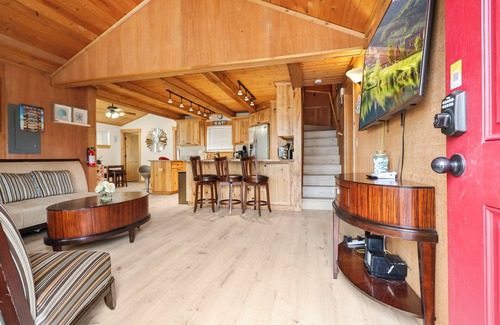 Seaside Cottage | Coastal Charm I Walk to Beach I Pet-Friendly Stay