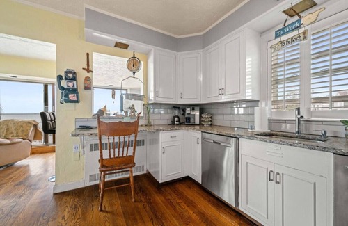 Swampscott Condo | Coastal Charm: Lobster Châto