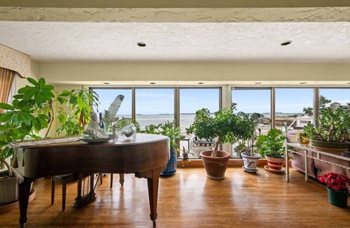 Swampscott Condo | Coastal Charm: Lobster Châto