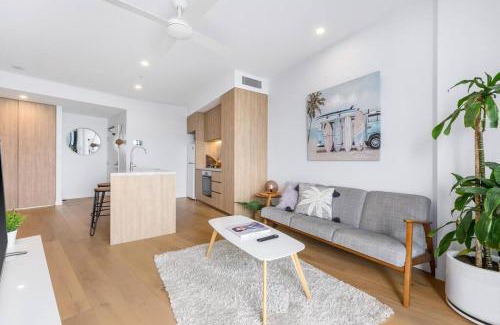 Broadbeach Apartment | Coastal Chic 2 Bed Apt in Broadbeach