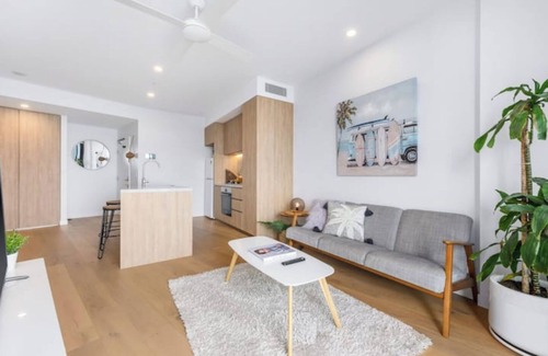 Broadbeach House | Coastal Chic 2 Bed Apt in Broadbeach