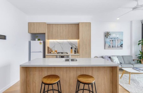 Broadbeach House | Coastal Chic 2 Bed Apt in Broadbeach