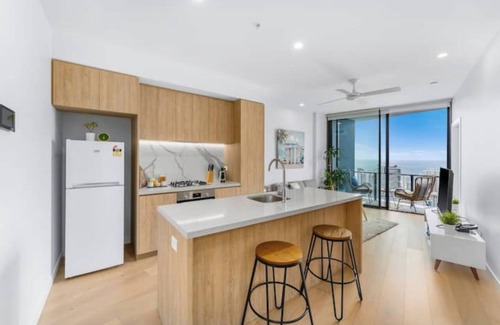 Broadbeach House | Coastal Chic 2 Bed Apt in Broadbeach