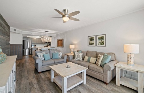 Thomas Drive Condo | Coastal Chic! Gulf Front! FREE Beach Chairs! PW604
