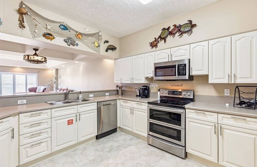 Avon By The Sea Condo | Coastal Comfort 3BR Condo with Pool & Hot Tub
