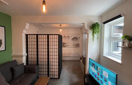 Margate Cabin | Coastal Comfort Seaside Cabin with Spacious Garden