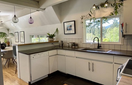 Gibsons House | Coastal Contemporary Retreat with Hot Tub