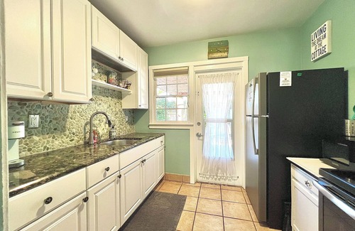 Cocoa Beach Cottage | Coastal Cottage 233 - Walk to Beach, King Bed