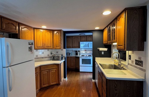 Old Saybrook House | Coastal Cottage !3 bedroom, 2 bath home with deck and walk to the beachn