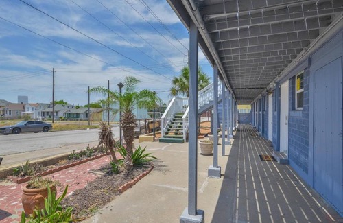 San Jacinto Apartment | Coastal Cottage 5, Across Street from Beach