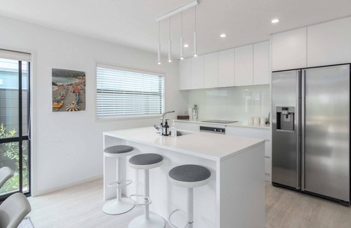 Papamoa Beach House | Coastal Delight - Walk to cafes and beach