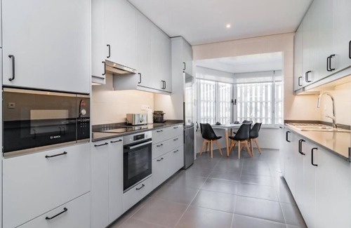 Oeiras Apartment | Coastal Elegance: Spacious 3-Bedroom Retreat Just moments from the Beach