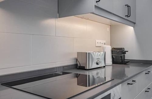 Oeiras Apartment | Coastal Elegance: Spacious 3-Bedroom Retreat Just moments from the Beach