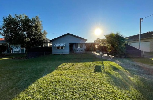 Swansea House | Coastal escape, great family getaway, pet friendly