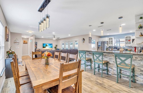 Rustic Oaks House | Coastal Escape: Heated Salt Pool & Beaches, Bowling, Mini Golf - Kids’ Paradise