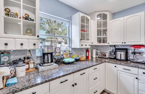Rustic Oaks House | Coastal Escape: Heated Salt Pool & Beaches, Bowling, Mini Golf - Kids’ Paradise