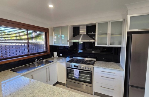 Southport House | Coastal Escape on Bixa – Bright and Airy 3BDR Home