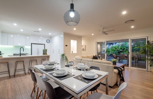 Aroona House | Coastal Family Escape Caloundra