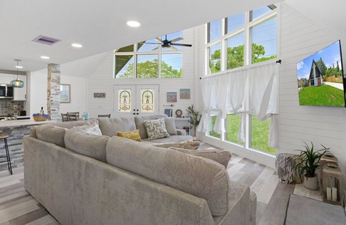 Hudson House | Coastal family gaming retreat with pool table, hot tub, arcades - pet welcomen
