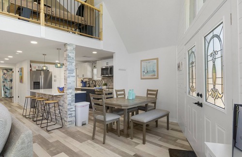 Hudson House | Coastal family gaming retreat with pool table, hot tub, arcades - pet welcomen
