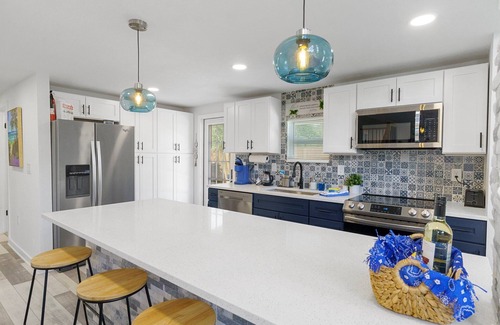 Hudson House | Coastal family gaming retreat with pool table, hot tub, arcades - pet welcomen