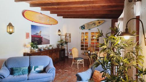 Charneca de Caparica e Sobreda House | Coastal Garden Paradise Retreat- 6 min from the beach