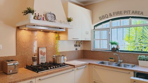 Charneca de Caparica e Sobreda House | Coastal Garden Paradise Retreat- 6 min from the beach